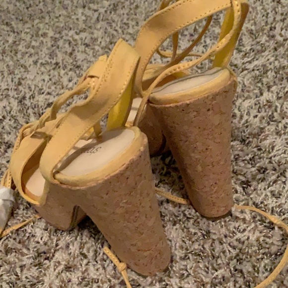 Yellow heels - Picture 2 of 2